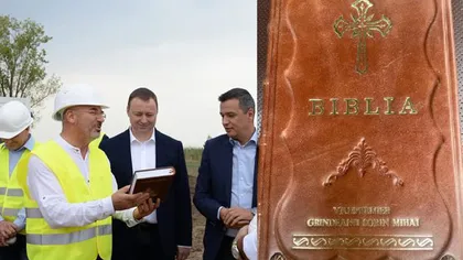 Cadou inedit primit de ministrul Sorin Grindeanu de la Mitropolitul Moldovei şi Bucovinei: o Biblie cu numele său inscripţionat pe copertă