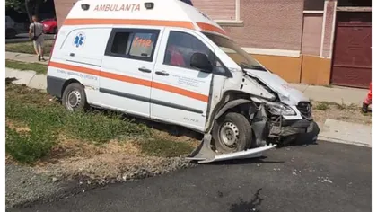 Accident cu ambulanţa în Arad. Şoferul autospecialei a fost trasportat de urgenţă la spital