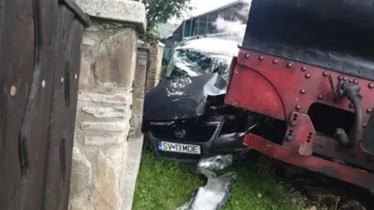 O șoferiță neatentă din Suceava a reușit să scoată de pe șine Mocănița. Momentul dramatic a fost surprins de camerele de supraveghere - VIDEO