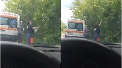 Asistentă de pe Ambulanţă, filmată în timp ce culegea flori de soc de pe marginea drumului, în timp ce maşina era oprită, pe avarii, cu pacient în ea