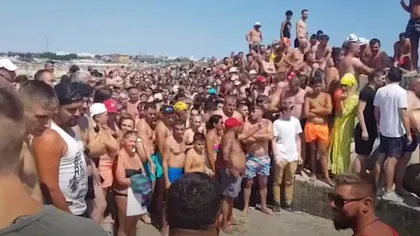 Toți oamenii de pe plaja din Costinești s-au strâns să vadă cum e scos cadavrului tânărului înecat în mare. Oamenii legii au fost nevoiți să intervină pentru a-i îndepărta