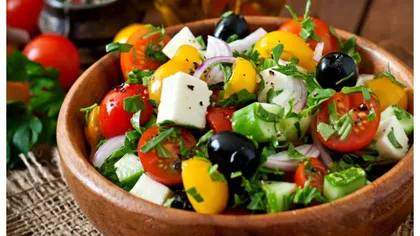 Salată grecească, reţeta faimoasă de pe Instagram. Trebuie neapărat să o încercaţi