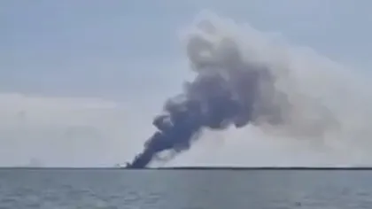O navă rusească a luat foc în portul Sevastopol. Se presupune că a fost lovită de bombardamentul forţelor ucrainene VIDEO