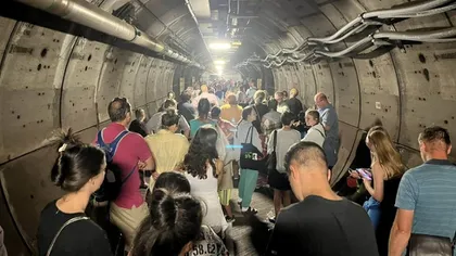 Panică în Eurotunel, zeci de pasageri au rămas blocaţi cinci ore la peste 100 de metri sub nivelul mării. Oamenii au fost evacuaţi prin tunelul de serviciu FOTO