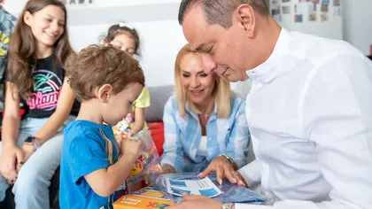 Firea și Băluță, în vizită la familii numeroase pentru a împărți rechizite copiilor: 