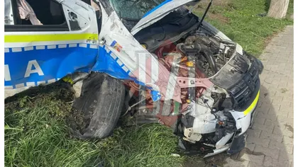 Cum arată un Logan de poliţie după accident. Maşina aflată în misiune are daună totală VIDEO