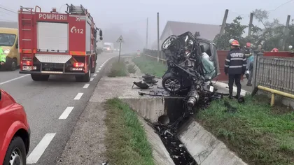 Accident șocant în Cluj! Cum a scăpat un tânăr de 20 de ani cu viață din mașina care arată așa! S-a izbit de un pod de beton și s-a făcut 