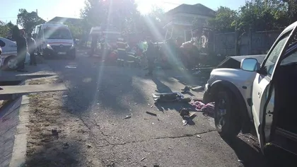 O femeie a murit, iar alte patru persoane sunt rănite după ce o mașină a lovit o căruță tractată de un tractor