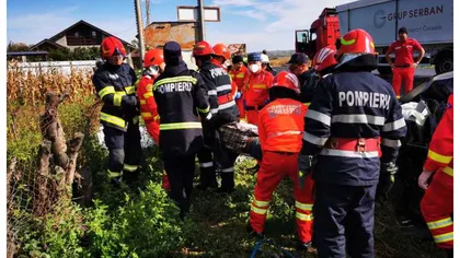 Val de accidente pe şoselele din România. Un şofer a murit după ce a intrat cu maşina într-un TIR