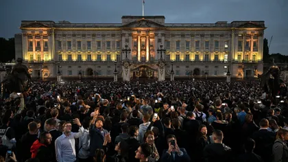 Zeci de mii de britanici vin în pelerinaj la Palatul Buckingham și plâng la gard! Imagini impresionante cu mulțimea îndurerată! 