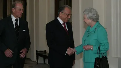 Ion Iliescu a luat masa la Palatul Buckingham, cu Regina Elisabeta a II-a. Fostul preşedinte i-a făcut Suveranei britanice şi un cadou