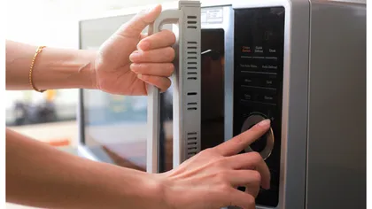 Ce se întâmplă dacă pui o lămâie întreagă în cuptorul cu microunde. Trucul genial la care apelează multe dintre gospodine