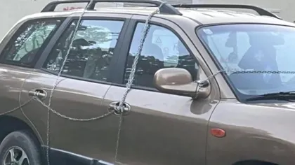 Un șofer din Târgu Jiu a recurs la o metodă neobișnuită pentru a-și proteja mașina. Bărbatul și-a legat autoturismul cu lanțuri și i-a pus lacăt