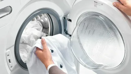 Ce se întâmplă dacă pui sare în maşina de spălat. Efectul pe care îl are asupra hainelor