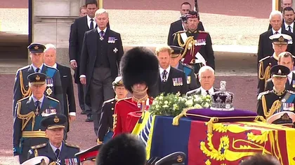 Regina Elisabeta a II-a a părăsit pentru totdeauna Palatul Buckingham. Imagini impresionante de pe traseul spre Westminster Hall VIDEO