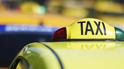 Taximetrist tăiat cu cuţitul de un adolescent de 15 ani. Băiatul i-a furat maşina şi banii încasaţi pentru serviciile prestate