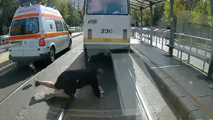 VIDEO: Incredibil! Cetățean din București, aproape să fie ucis de o ambulanță care circula cu viteză pe linia de tramvai, fără semnalele acustice