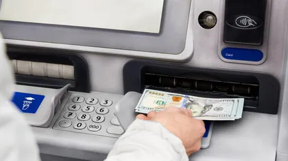 Coadă la un bancomat care a scos „bani gratis”. Ce sumă au primit primit oamenii la retrageri
