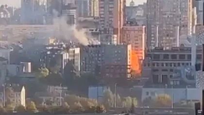 VIDEO cu o dronă kamikaze prăbușindu-se peste o clădire din Kiev. În bombardamente a murit şi un cuplu tânăr, cu soţia însărcinată în şase luni