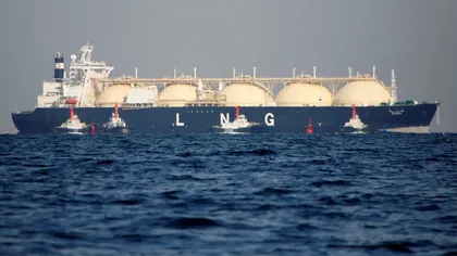 Zeci de nave încărcate cu gaz lichefiat aşteaptă în largul coatelor Europei. Explicaţiile specialiştilor
