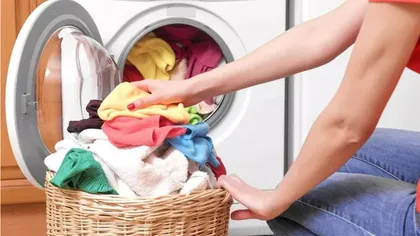 Ce nu știai că poți băga la mașina de spălat. Trucuri utile care îți pot face viața mai ușoară