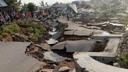 Cutremur violent în Indonezia. Bilanţul morţilor a crescut la peste 300. Încă se caută sub dărâmături VIDEO