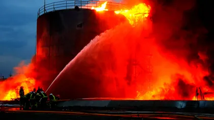 Incendiu puternic în Rusia! Rezervoare cu produse petroliere, cuprinse de flăcări uriașe