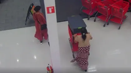 Trei românce au fost surprinse în timp ce furau din unul dintre cele mai mari lanțuri de supermarketuri din SUA. Polițiștii au fost surprinși de produsele pe care le aveau în coș