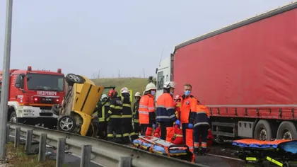 Familie distrusă în accidentul de pe A3 - Autostrada Transilvania. Mama a murit pe loc, copilul şi soţul sunt răniţi. Maşina s-a lovit cu un TIR condus de un ucrainean