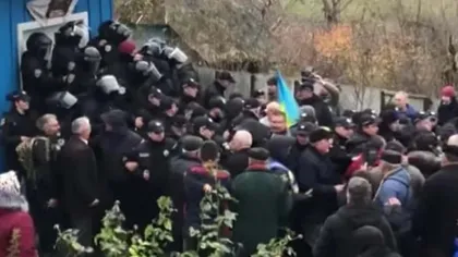 Scene şocante în curtea unei biserici. Enoriaşii s-au luat la bătaie din cauza lui Putin