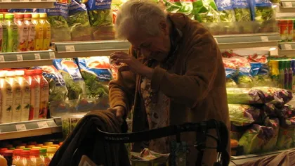 Gestul impresionant al patronului unui supermarket, după ce a prins-o pe o pensionară că furase o pâine și un parizer: 