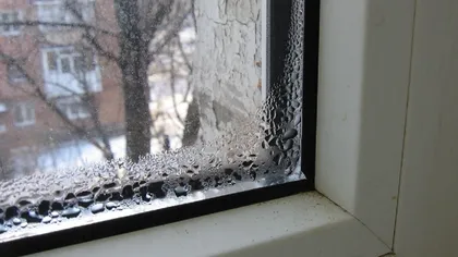 Cum scapi de condensul de pe geamuri cu ajutorul unor trucuri simple