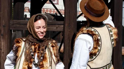 Prințul Nicolae și soția lui, în port tradițional bucovinean. Cum arată Alina îmbrăcată în ie şi basma pe cap
