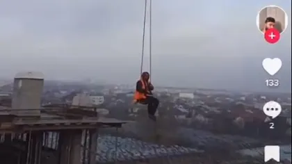 VIDEO: Cum arată protecția muncii pe un șantier din București. Un muncitor a fost ridicat pe lanțuri, de macara, până la etajul 10. Nu era securizat în niciun fel