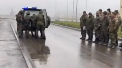 Soldaţi ruşi reţinuţi de poliţia militară pentru că refuză să lupte pe frontul din Ucraina VIDEO