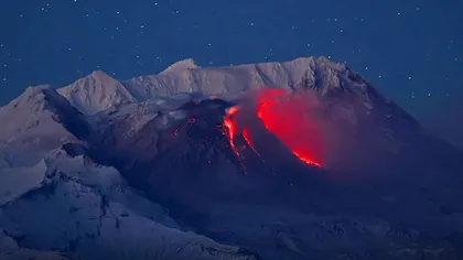 Rusia, amenințată de o erupție explozivă! Un mare vulcan a devenit brusc extrem de activ
