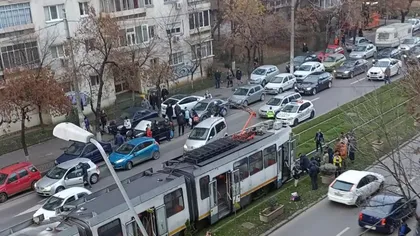 O fetiță de 12 ani a fost lovită în plin de tramvai în București. Victima a fost transportată la spital