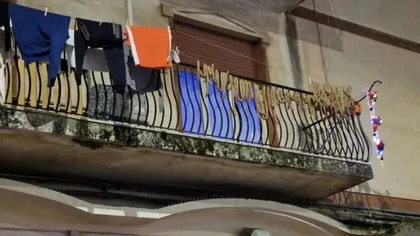 O familie de români din Italia a şocat după ce a pus la uscat cârnații pe balcon. Cum au reacţionat localnicii