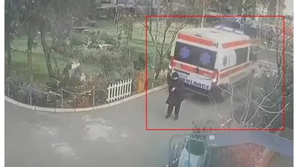 VIDEO Bătrână lovită de ambulanţă. Şoferul mergea cu spatele şi nu s-a asigurat IMAGINI şocante