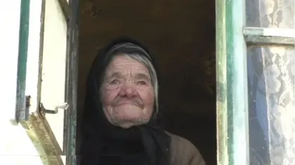 Bunica Margareta, cu ochii plini de lacrimi, are o singură dorință de Crăciun, la 94 de ani: să aibă o sticlă de suc pe masă şi să-i aducă primarul lemne