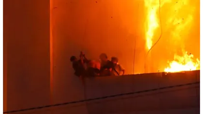 Incendiu violent, sunt cel puţin 19 morţi prinşi de flăcări la etajele superioare. Focul a pornit de la bucătăria restaurantului VIDEO