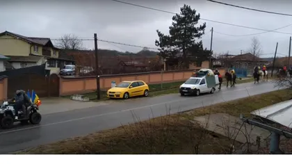 VIDEO - Paradă de Ziua Naţională a României cu dubiţa cu tun, 10 cai, şarete şi ATV-uri în Optași Măgura