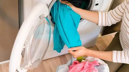 Greșeala pe care o faci atunci când speli rufele în mașina de spălat. Iată de ce nu sunt curățate așa cum trebuie