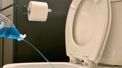 De ce să torni săpun lichid în toaletă. Trucul pe care trebuie neapărat să îl știi