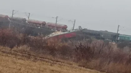 Două trenuri s-au ciocnit la Dumbrăveni, în Vrancea. Locomotiva unuia dintre trenuri și un vagon au deraiat