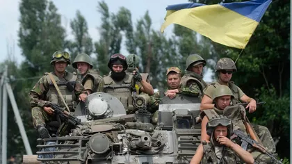 Războiul din Ucraina. Soldaţii ucraineni se distrează sub bombardamentele ruseşti VIDEO
