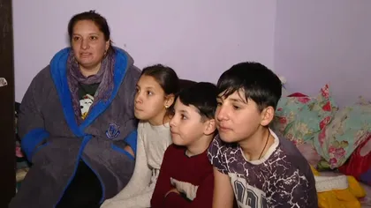 Povestea dramatică a unei mame singure cu trei copii din județul Giurgiu! Micuții învață la lumina lanternei, însă au visuri mari
