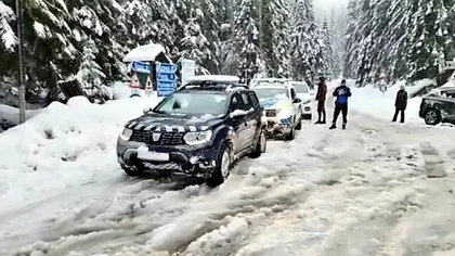 Ninsori puternice în județul Dâmbovița! Aproximativ 100 de turiști au rămas blocați cu mașinile în zăpadă