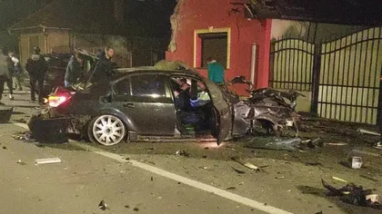 Accident cumplit în Alba. Un BMW a ajuns pe acoperişul unei case după o cursă ilegală VIDEO