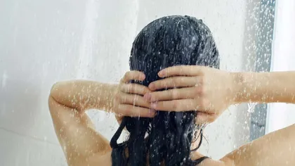 De ce să nu te speli pe cap atunci când faci duș. Cum îți afectează apa fierbinte părul